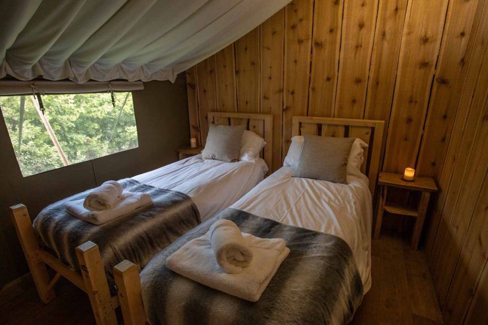 Twin bedroom in the lodge
