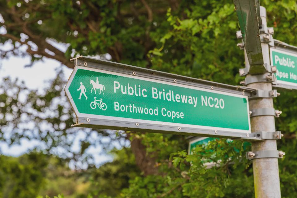 Bridleway sign to Borthwood Copse