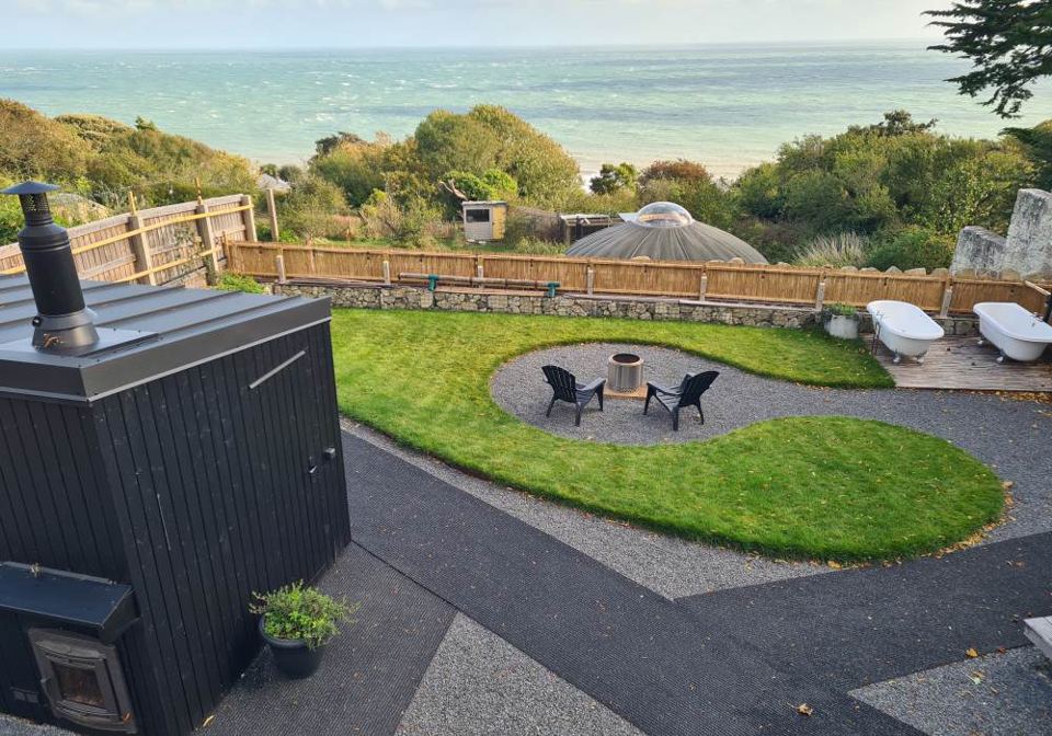 Garden with outdoor baths and sea
