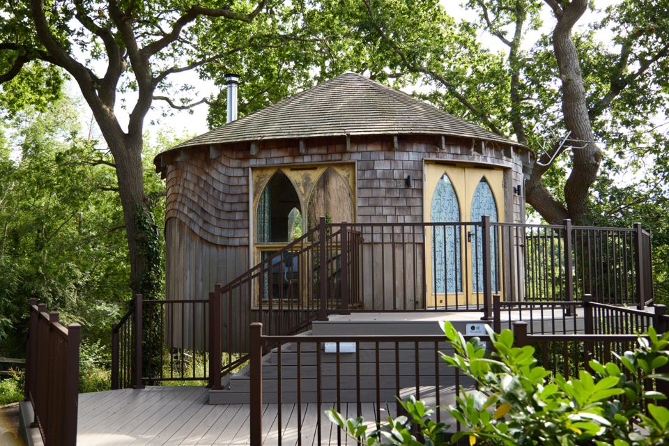 Treehouse among the oaks